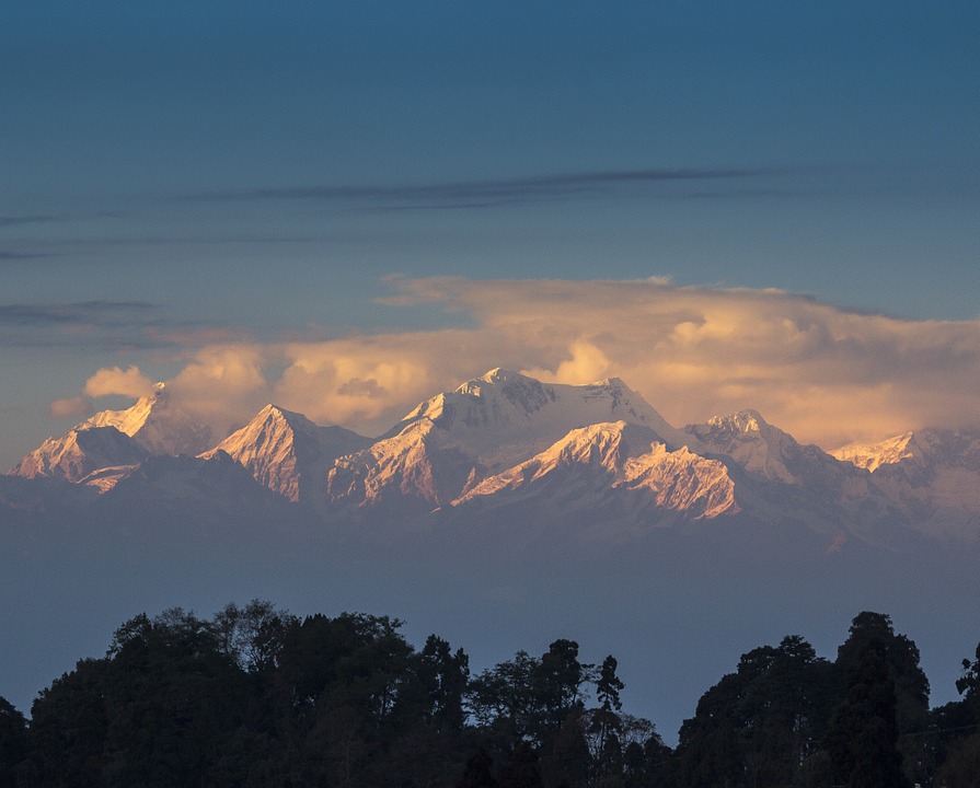 Darjeeling, the beautiful Hill Station of India, is one of the most serne and mesmerising place. Right from Nature to adventure, it has all for explorers. #darjeeling #northeastIndia #gangtok #sikkim #kanchenjunga #travelstories #travelbloggers #toytrain #hillstationinindia #riverrafting #sunrise