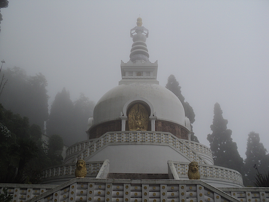 Darjeeling, the beautiful Hill Station of India, is one of the most serne and mesmerising place. Right from Nature to adventure, it has all for explorers. #darjeeling #northeastIndia #gangtok #sikkim #kanchenjunga #travelstories #travelbloggers #toytrain #hillstationinindia #riverrafting