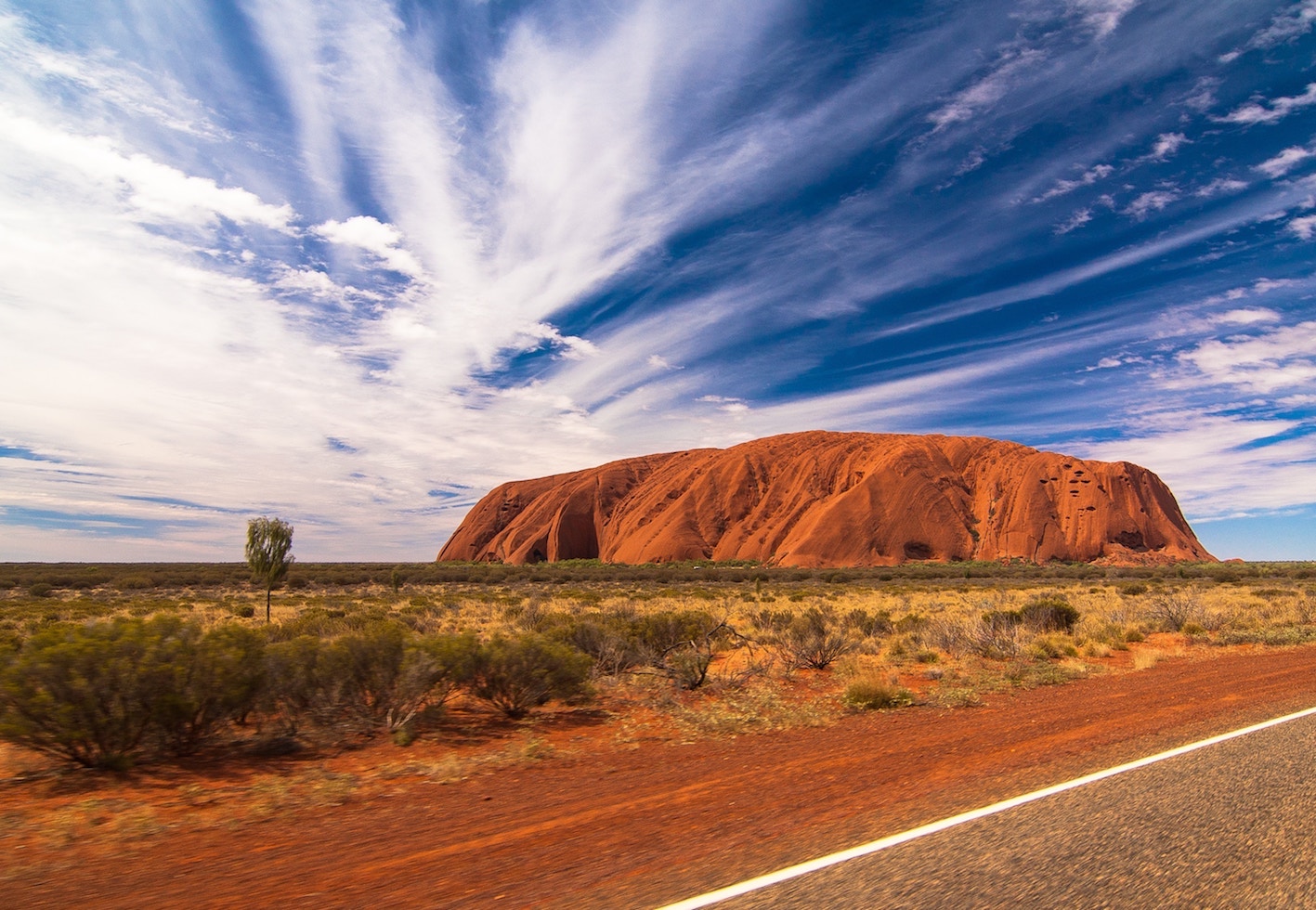 Travelling to Ayers Rock in Australia on a budget. Embrace the beauty of Nature and magnificent Australia #Australia #ayersrock #travel #traveller #wanderlust