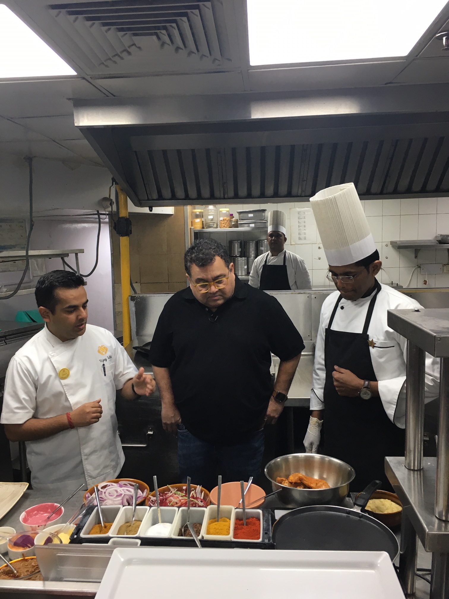 Cookout Session with Celebrity Food Critic Kunal Vijaykar at Pacific Mall Delhi . Check out some of the best Restaurants that pacific Mall Delhi has. #delhifood #cookout #KunalVijayakar #Chef #CafeDelhiheights #Chillis #foodlovers #cafeindelhi