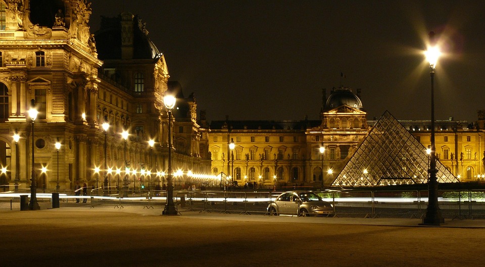 The Louvre Museum at Night #seinecruise #cruise #parisvacation #travelparis #paris #thelouvremuseum #pontAlexandreIII #travellers #travelbloggers #louvre